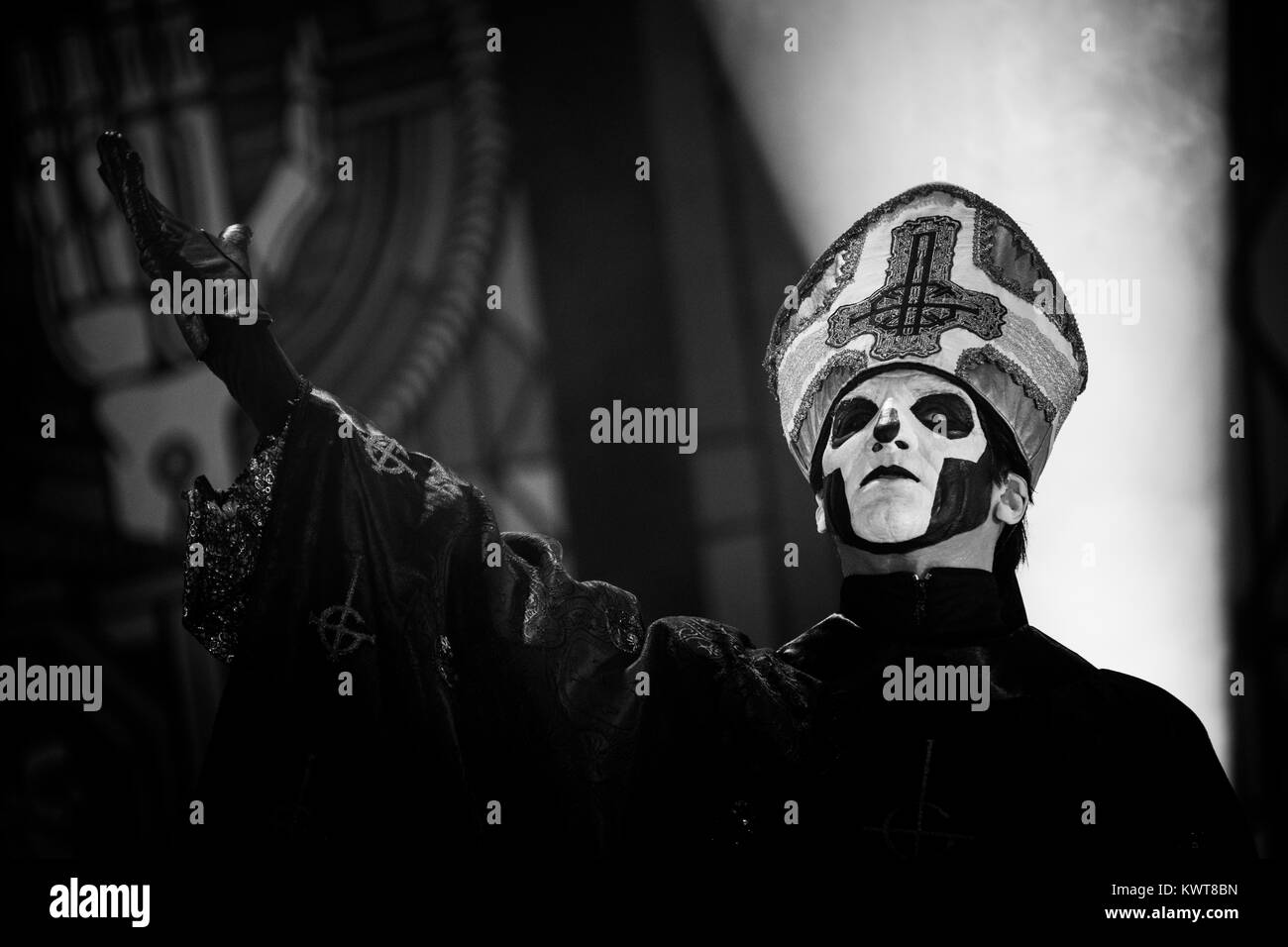 Der schwedischen Doom Metal Band Ghost führt ein Live Konzert in der dänischen Heavy Metal Festival Copenhell 2015 in Kopenhagen. Hier ist die Band Sänger Papa Emeritus III wird dargestellt, live auf der Bühne tragen skull Make-up und eine Römisch-katholische Papst Mantel. Dänemark, 21/06 2015. Stockfoto