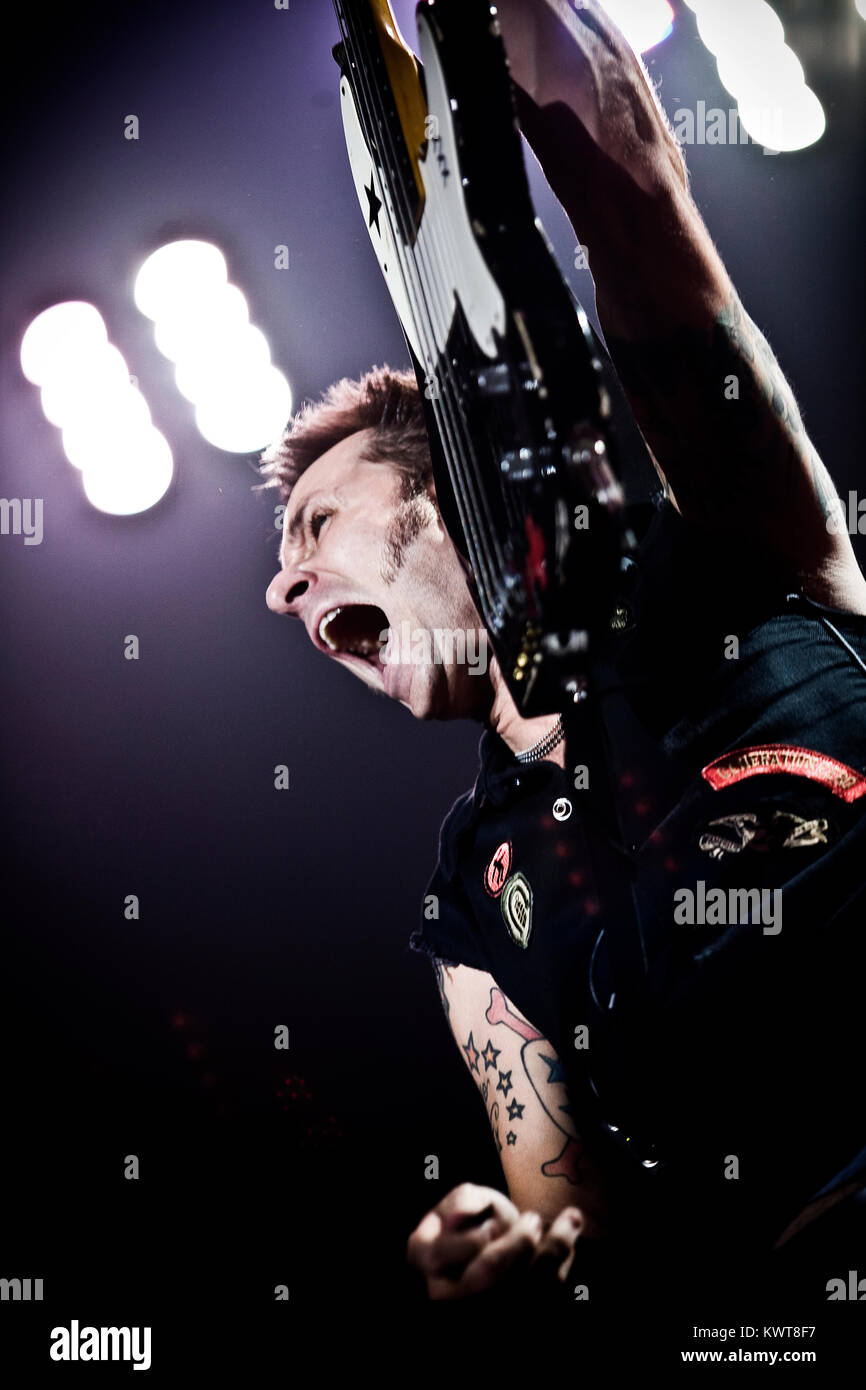 Die amerikanische Punk Rock Band Green Day führt ein Live Konzert im Forum in Kopenhagen. Hier führen Drummer und Bassist Mike Dirnt wird dargestellt, live auf der Bühne. Dänemark 09/10 2009. Stockfoto