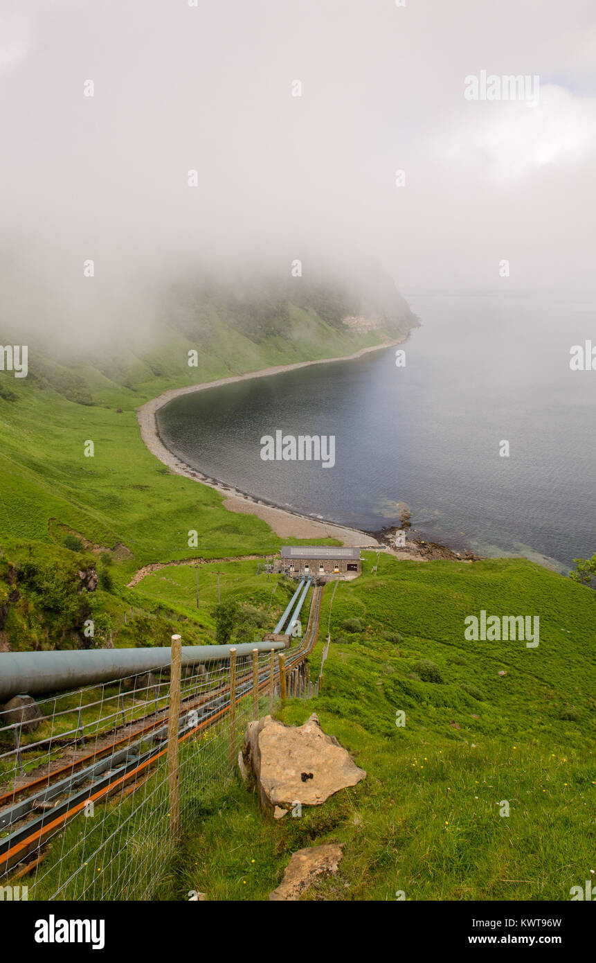 Die twin penstock Pipelines der Storr Lochs Wasserkraftwerk steilen Klippen an der Küste der Isle of Skye in den schottischen Highlands Stockfoto