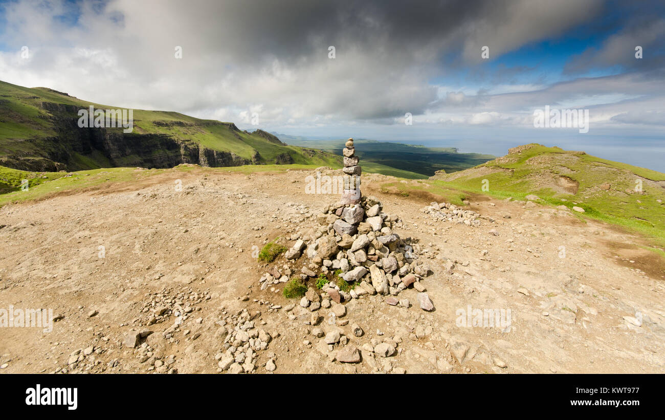 Ein steinwuerdigkeit wurde durch Wanderer summiting einen kleinen Berg in der Nähe von Storr auf der Trotternish Halbinsel der Insel Skye in den West Highland gebaut Stockfoto
