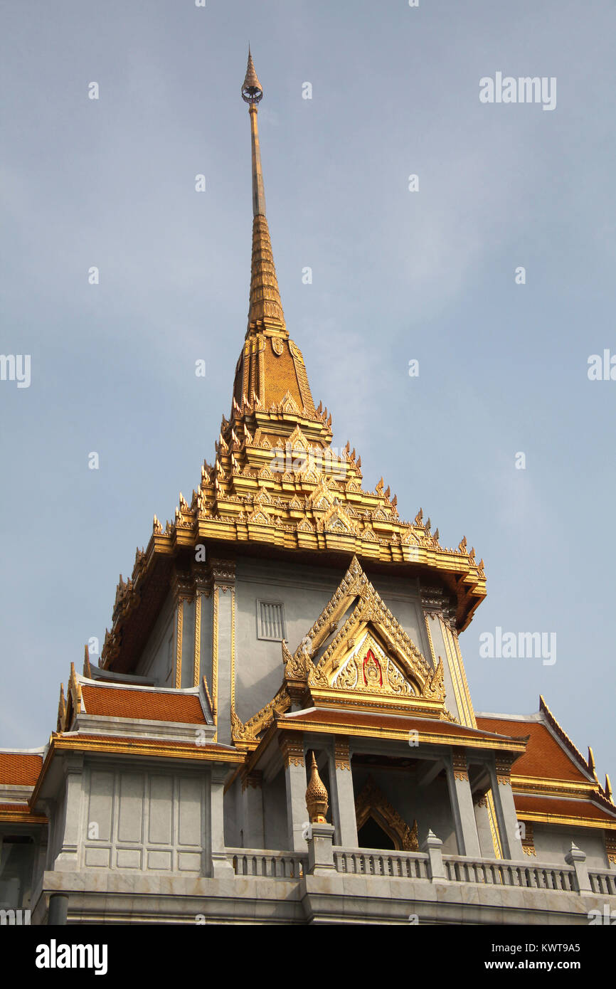 Reich verzierte Dächer mit Gold des Wat Trimit Tempel in Chinatown, Bangkok, Thailand eingerichtet. Stockfoto