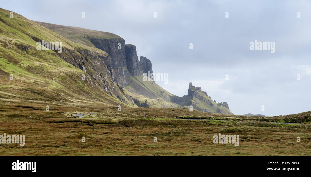 Die märchenhafte Landschaft des Quiraing, mit Klippen und Stapel gebildet, die von Erdrutschen, auf der schottischen Insel Skye. Stockfoto