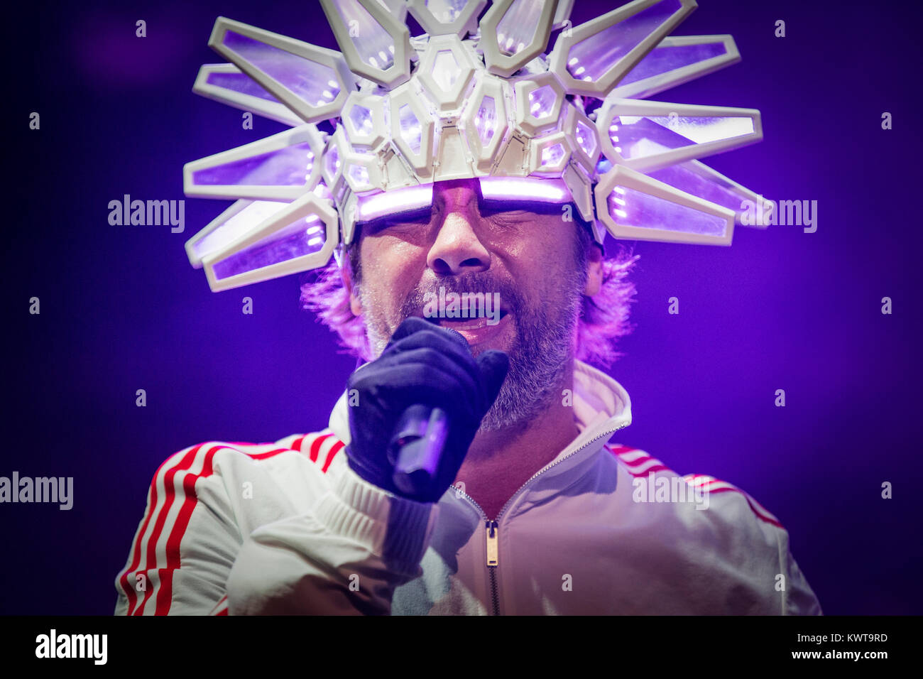 Dänemark, Skanderborg - August 9, 2017. Die britische Funk und Pop Band Jamiroquai führt ein Live Konzert während der dänischen Musik Festival SmukFest 2017. Hier Sänger und Songwriter Jay Kay ist live auf der Bühne gesehen. Stockfoto