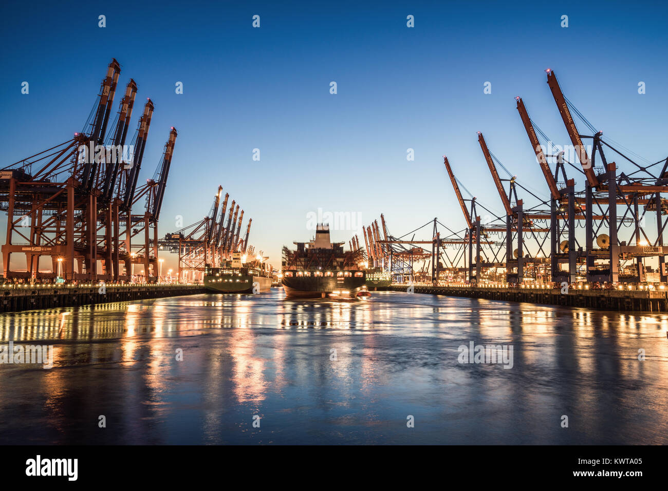 Hamburger Hafen und Elbe im Sommer Stockfoto