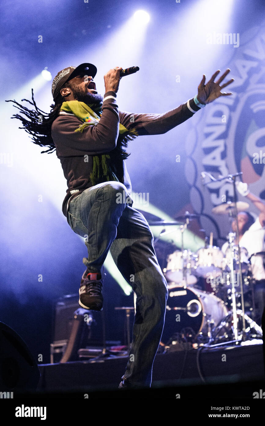 Der jamaikanische Reggae Sänger und Musiker Junior Kelly führt ein Live Konzert mit der backing band Wurzeln Oberschwingungen bei Skandinavien Reggae Festival 2013 in Kopenhagen. Dänemark, 30/08 2013. Stockfoto