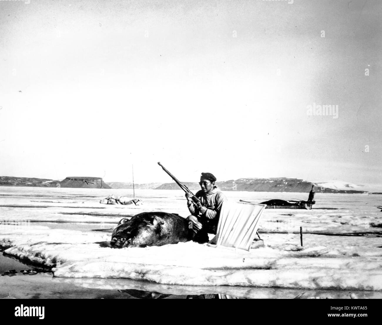 Eskimo während einer Jagd mit einem whiskered Seal neben Es Stockfoto