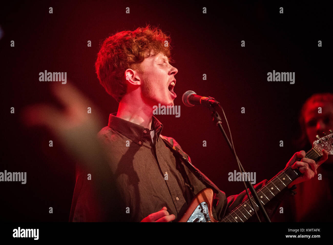 Der englische Sänger und Multiinstrumentalist König Krule ist hier dargestellt, live auf der Bühne Pumpehuset in Kopenhagen. Dänemark 11/04 2014. Stockfoto