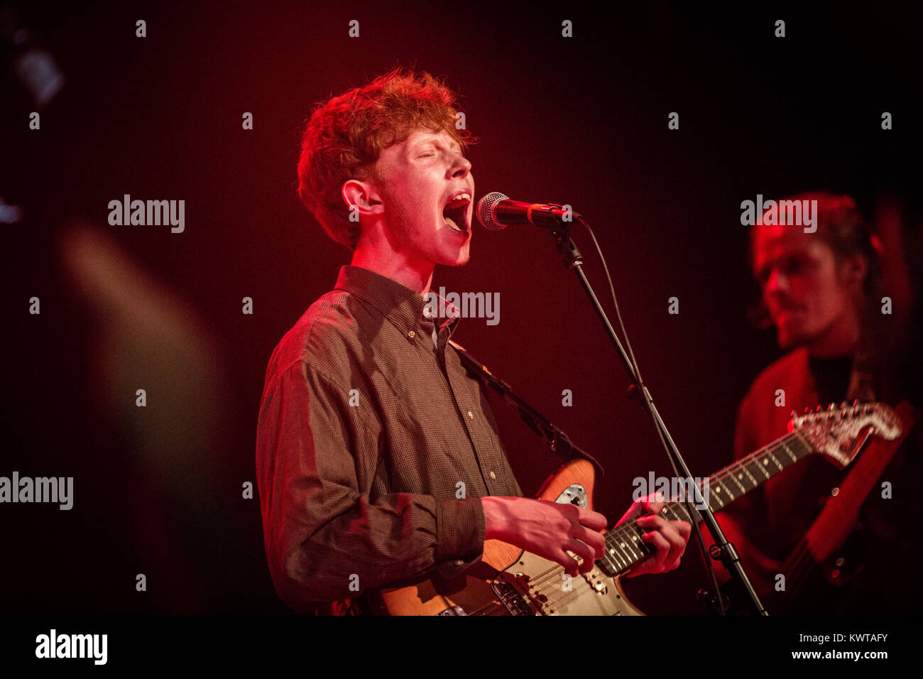 Der englische Sänger und Multiinstrumentalist König Krule ist hier dargestellt, live auf der Bühne Pumpehuset in Kopenhagen. Dänemark 11/04 2014. Stockfoto