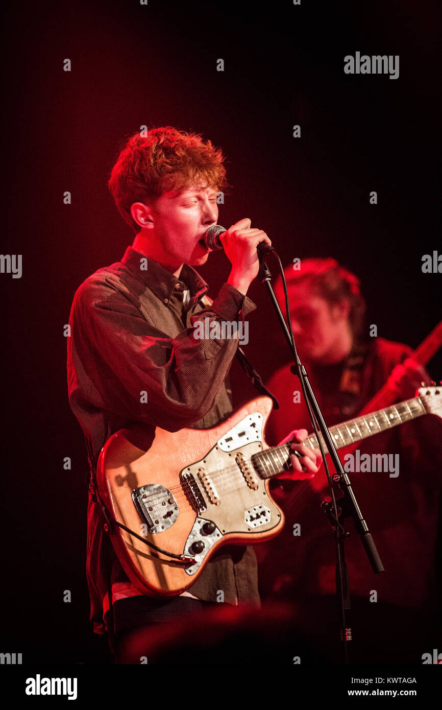 Der englische Sänger und Multiinstrumentalist König Krule ist hier dargestellt, live auf der Bühne Pumpehuset in Kopenhagen. Dänemark 11/04 2014. Stockfoto