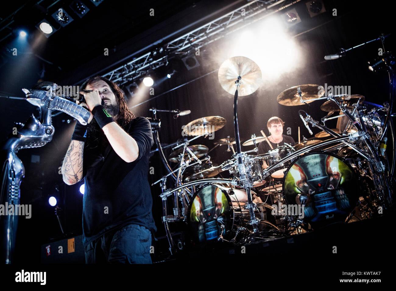 Die amerikanische heavy metal band Korn (stilisierte KoЯn) führt ein Live Konzert in den Amager Bio in Kopenhagen. Im Bild: Sänger Jonathan Davis und Drummer Ray Luzier Die bagground. Dänemark 08/05 2014. Stockfoto