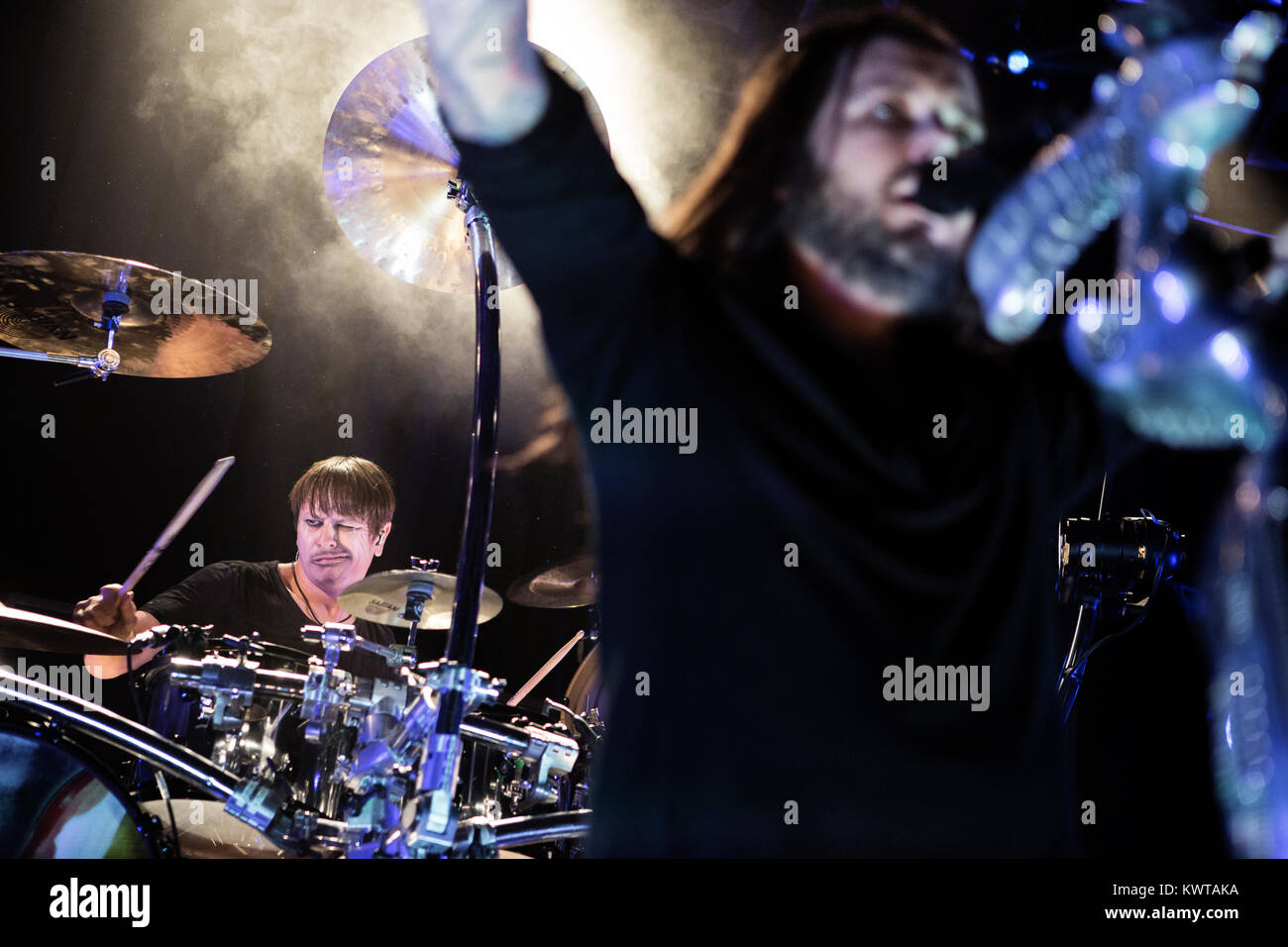Die amerikanische heavy metal band Korn (stilisierte KoЯn) führt ein Live Konzert in den Amager Bio in Kopenhagen. Im Bild: Sänger Jonathan Davis und Drummer Ray Luzier Die bagground. Dänemark 08/05 2014. Stockfoto