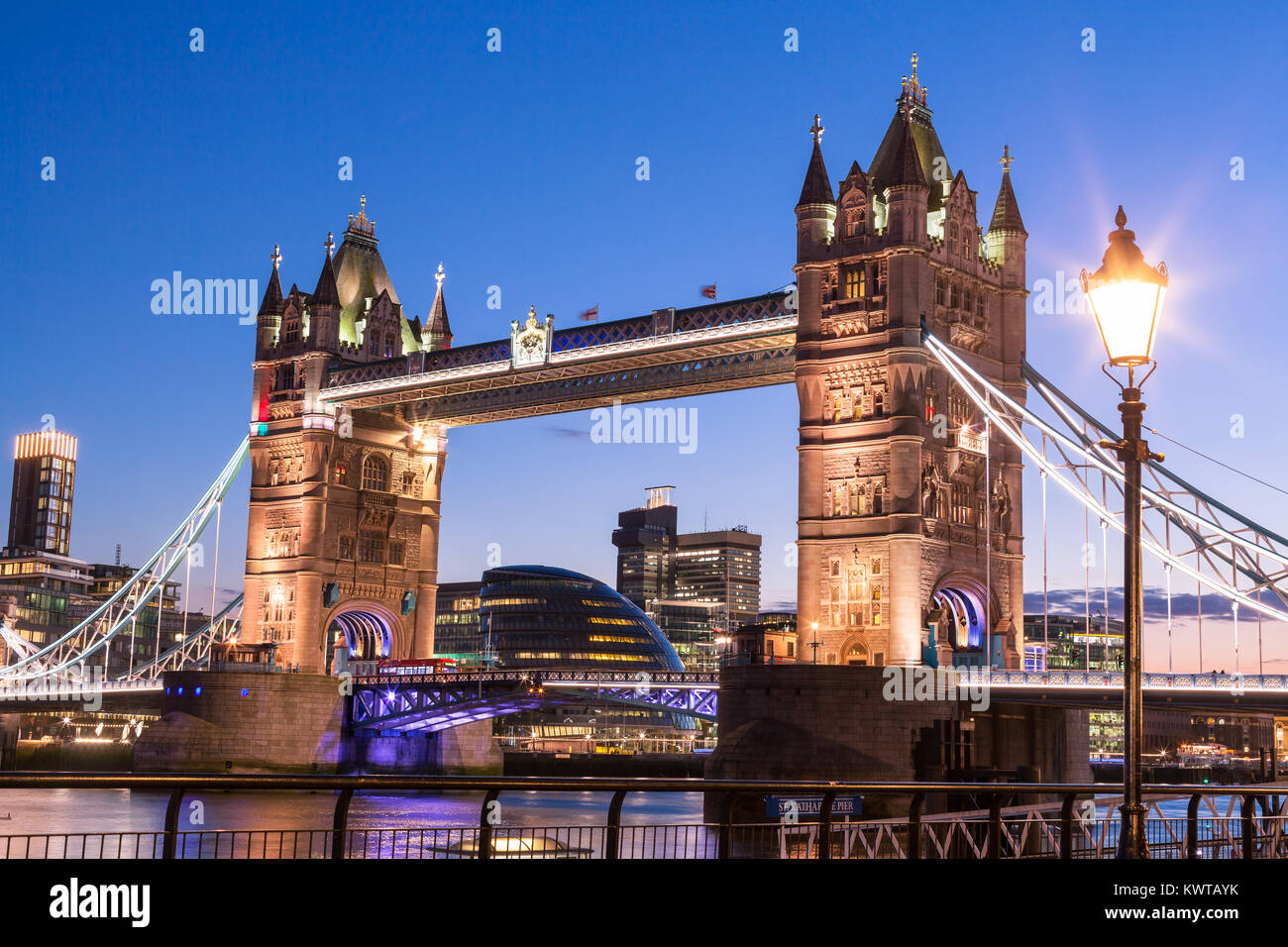 Beleuchtete die Tower Bridge. London, England Stockfoto