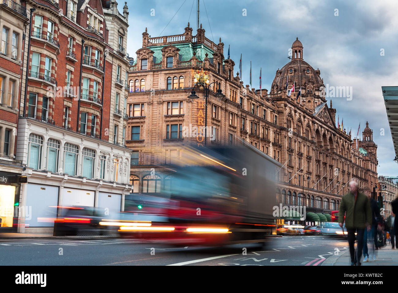 Londoner Verkehr gegenüber Harrods Gebäude Stockfoto