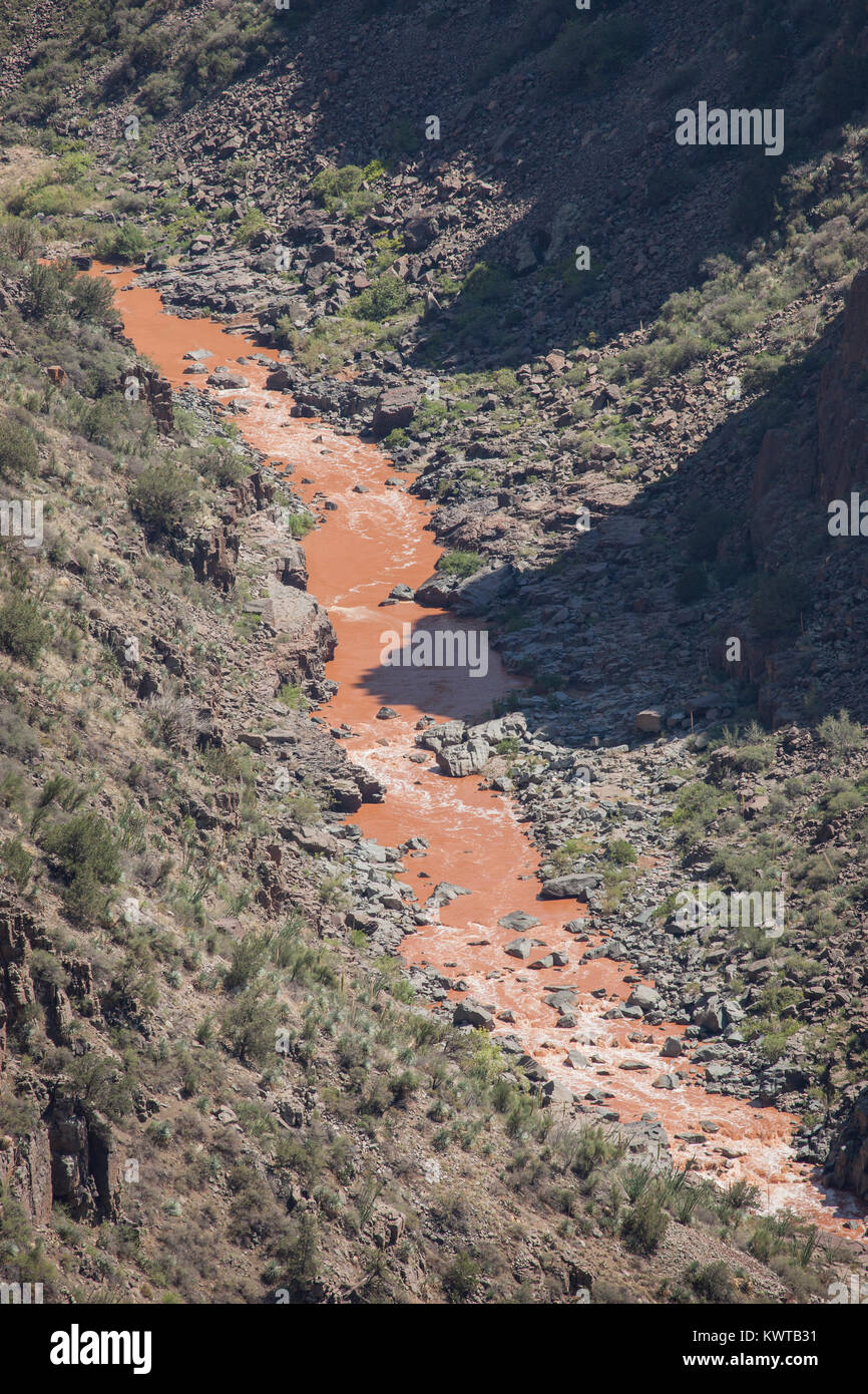 Die extrem schlammig und Schluffigen Salt River, über den Salt River Canyon. Stockfoto