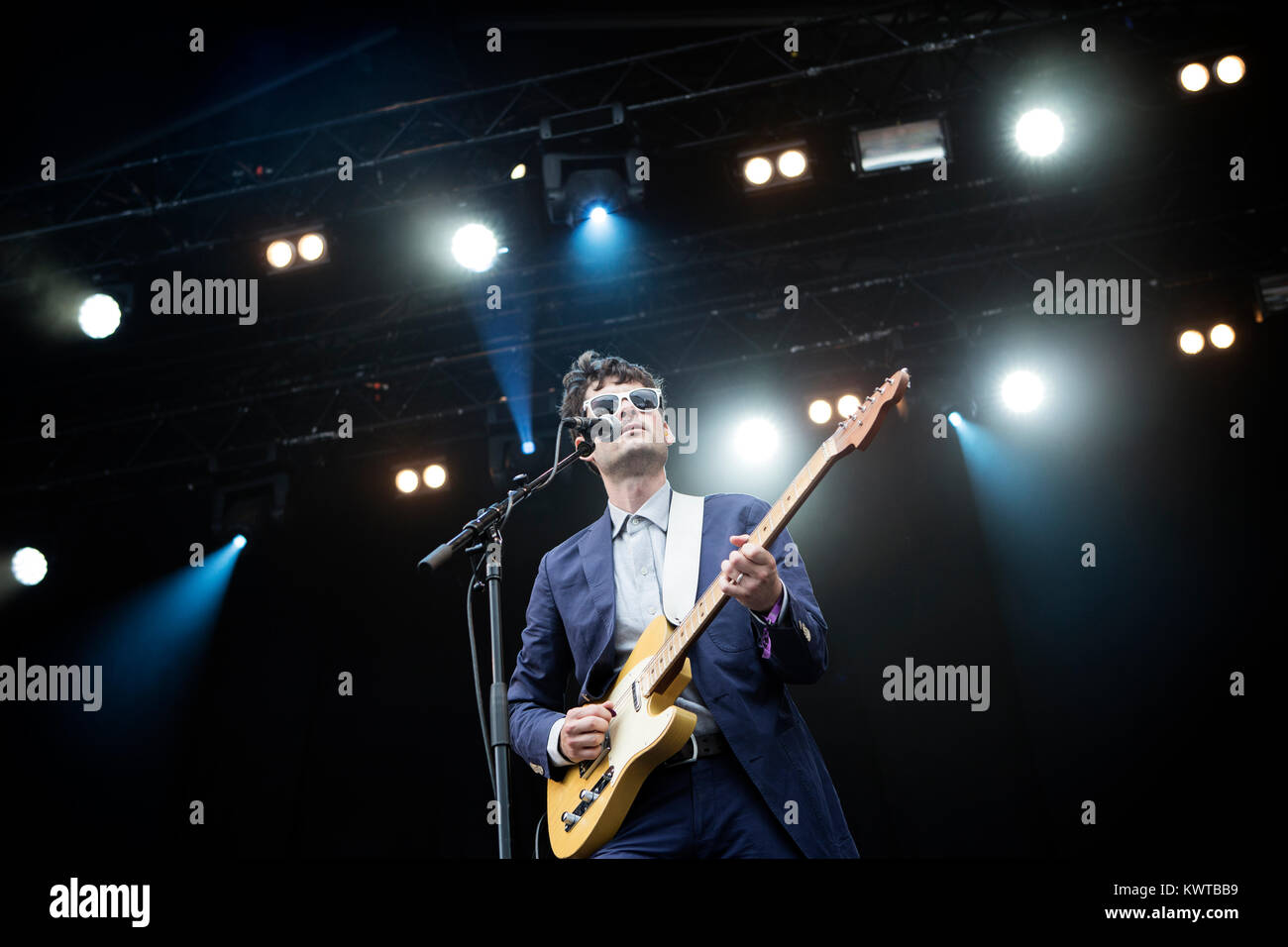 Der amerikanische Sänger, Songwriter und Musiker Matthew E. Weiß führt ein Live Konzert bei den Danish Music festival Northside 2015 in Aarhus. Hier Gitarrist Alan Parker wird dargestellt, live auf der Bühne. Dänemark, 14.06 2015. Stockfoto