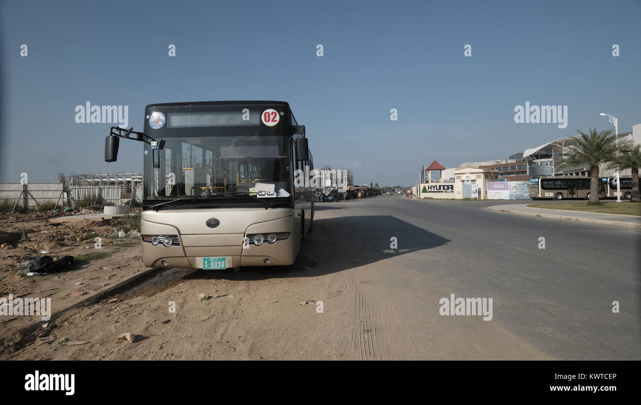 Der klimatisierte Yutong-Bus im chinesischen Besitz fährt auf den Straßen von Phnom Penh Cambodia, die von der Phnom Penh City Bus Authority betrieben werden Stockfoto