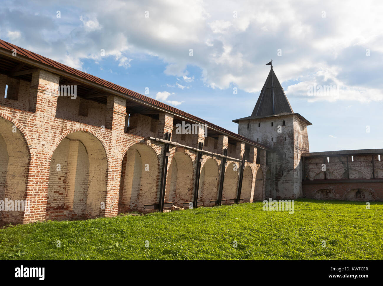 Kirillov, Vologda Region, Russland - August 9, 2015: Svitochnaya Turm Kirillo-Belozersky Kloster Stockfoto