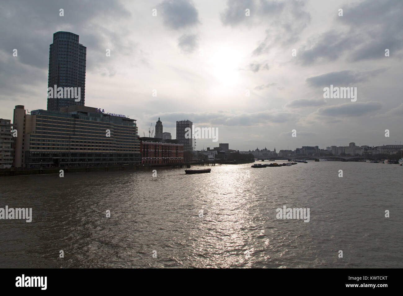 Das Meer Container Gebäude am Südufer der Themse in London, England. Lastkähne float auf dem Wasserweg. Stockfoto