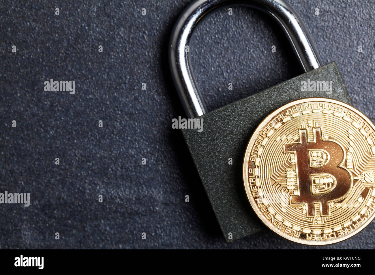 Bitcoin Sicherheitskonzept. Goldmünze mit Vorhängeschloss Stockfoto