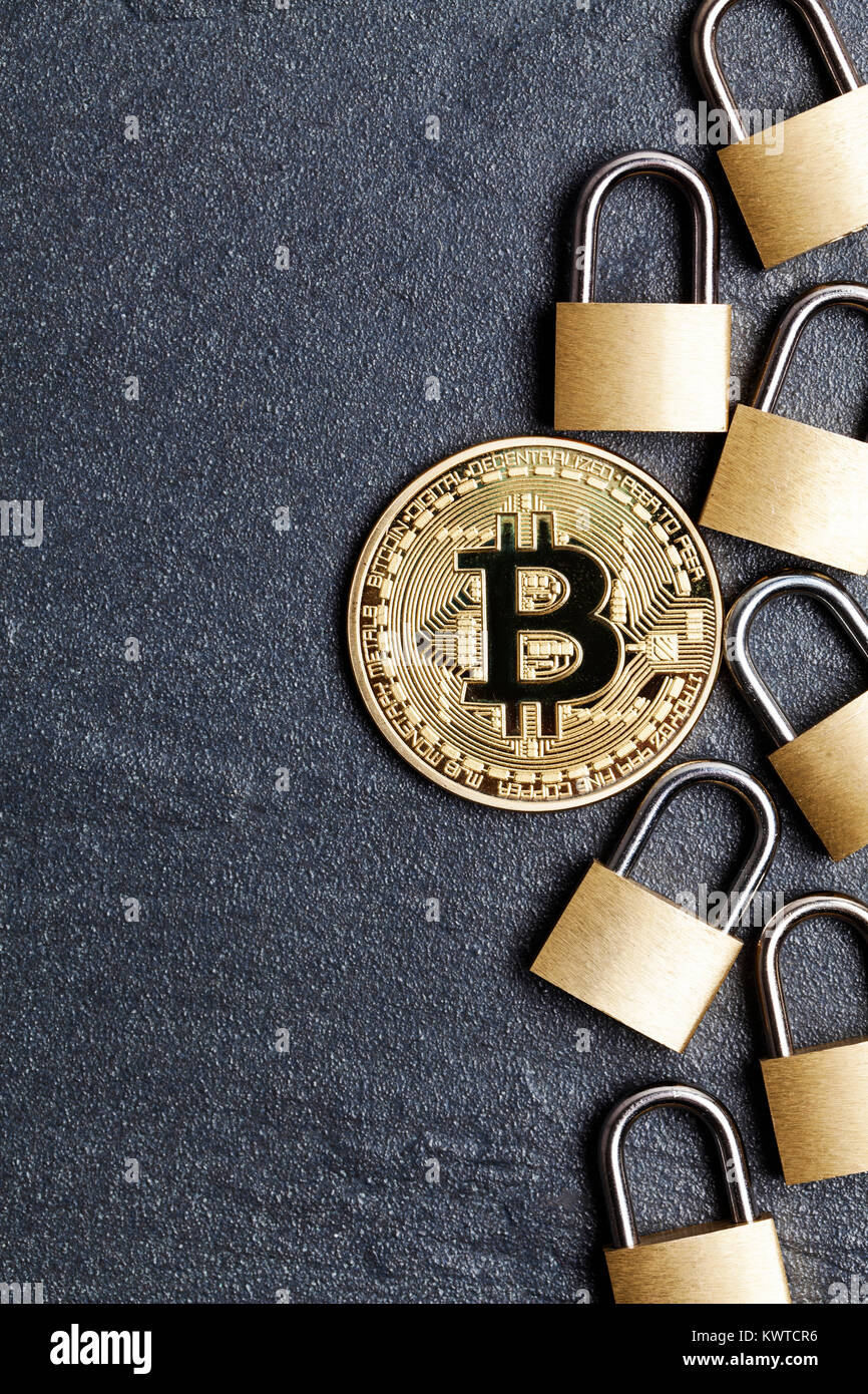 Bitcoin Sicherheitskonzept. Goldmünze mit Vorhängeschloss Stockfoto