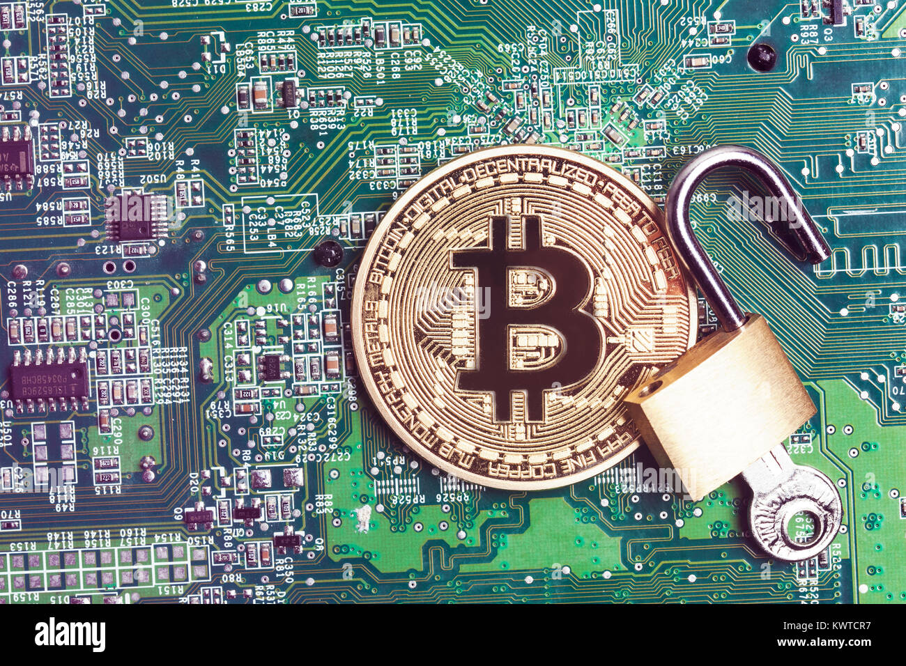 Bitcoin Sicherheitskonzept. Goldmünze mit Vorhängeschloss Stockfoto