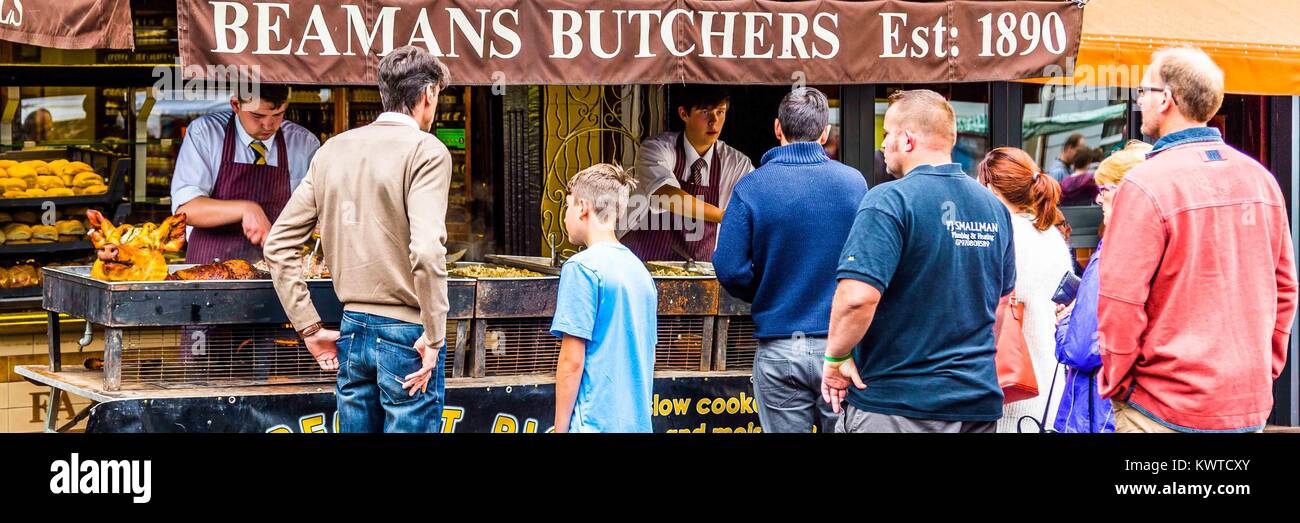 Sonntag, den 30. August 2015 in der High Street, Bridgnorth Holding die Musik 2015 & Arts Festival. Eine große Schar von Besuchern genossen Street Food, Real Ale. Stockfoto