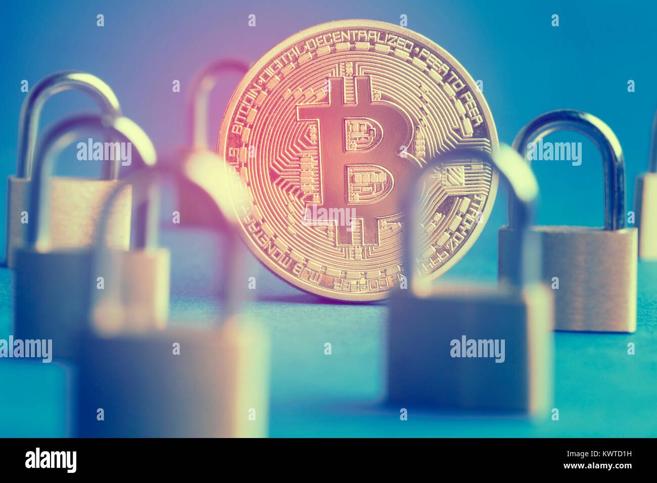 Bitcoin Währung Münze mit einem Vorhängeschloss. Digitale Währung Sicherheitskonzept Stockfoto