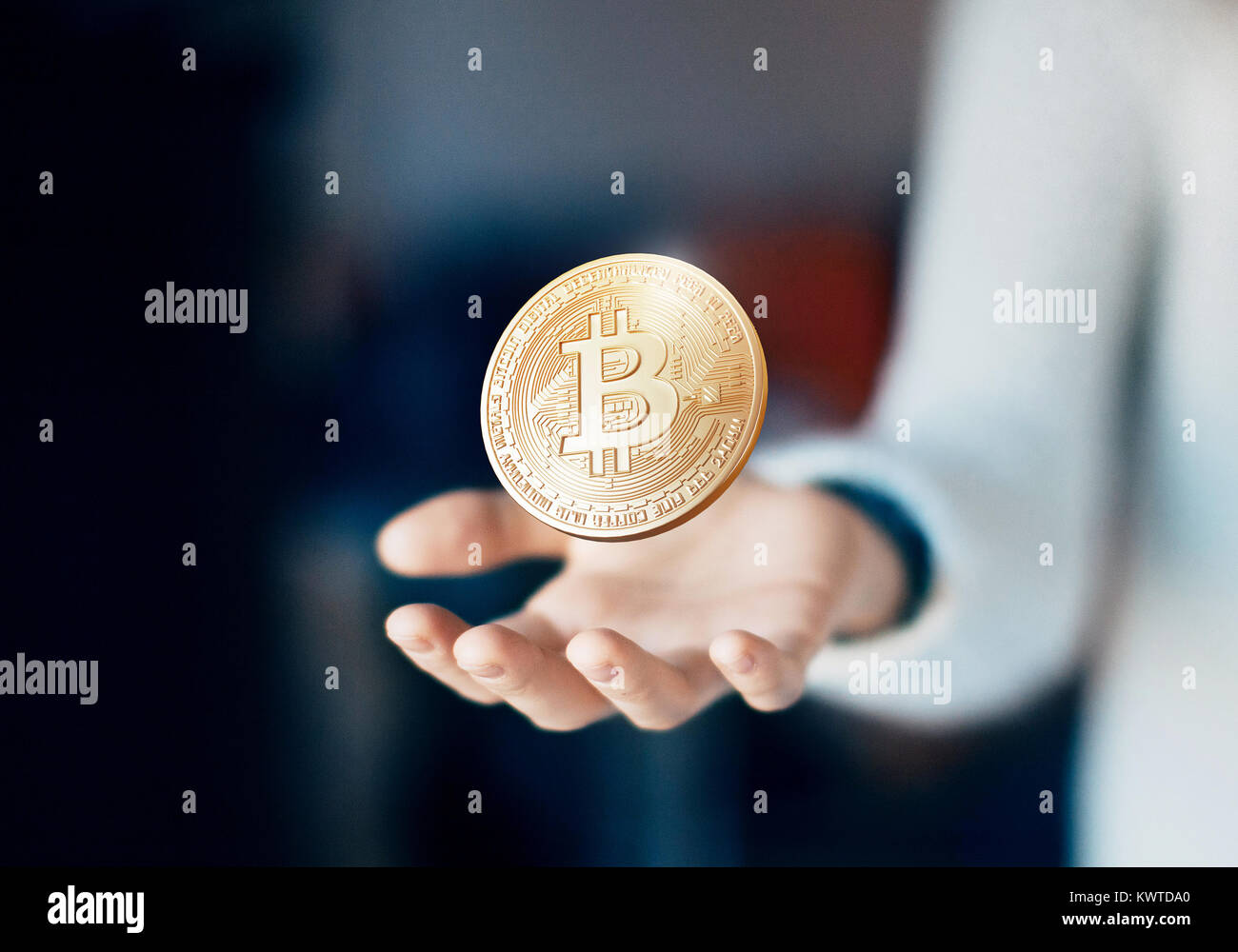 Bitcoin an Hand, Web, Geld, Shopping auf Linie Stockfoto
