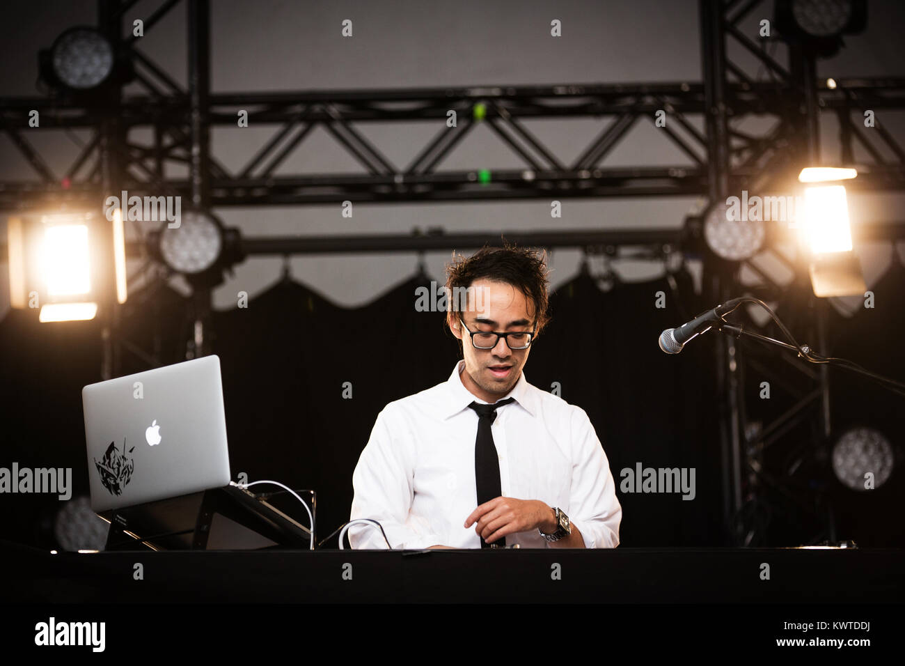 Der amerikanische DJ, VJ und Beat Michael Wong ist besser von seinen DJ Namen Mike Relm bekannt und wird hier dargestellt, bei einem live Konzert mit der amerikanischen Hip Hop Gruppe Der Pharcyde, die an der Avantgarde Festival 2014 in Kopenhagen durchgeführt. Dänemark 02/08 2014. Stockfoto