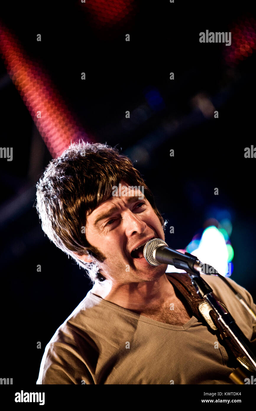 Leadsänger und Gitarrist Noel Gallagher von Oasis live auf der Bühne beim Roskilde Festival 2009. Dänemark 2009. Stockfoto
