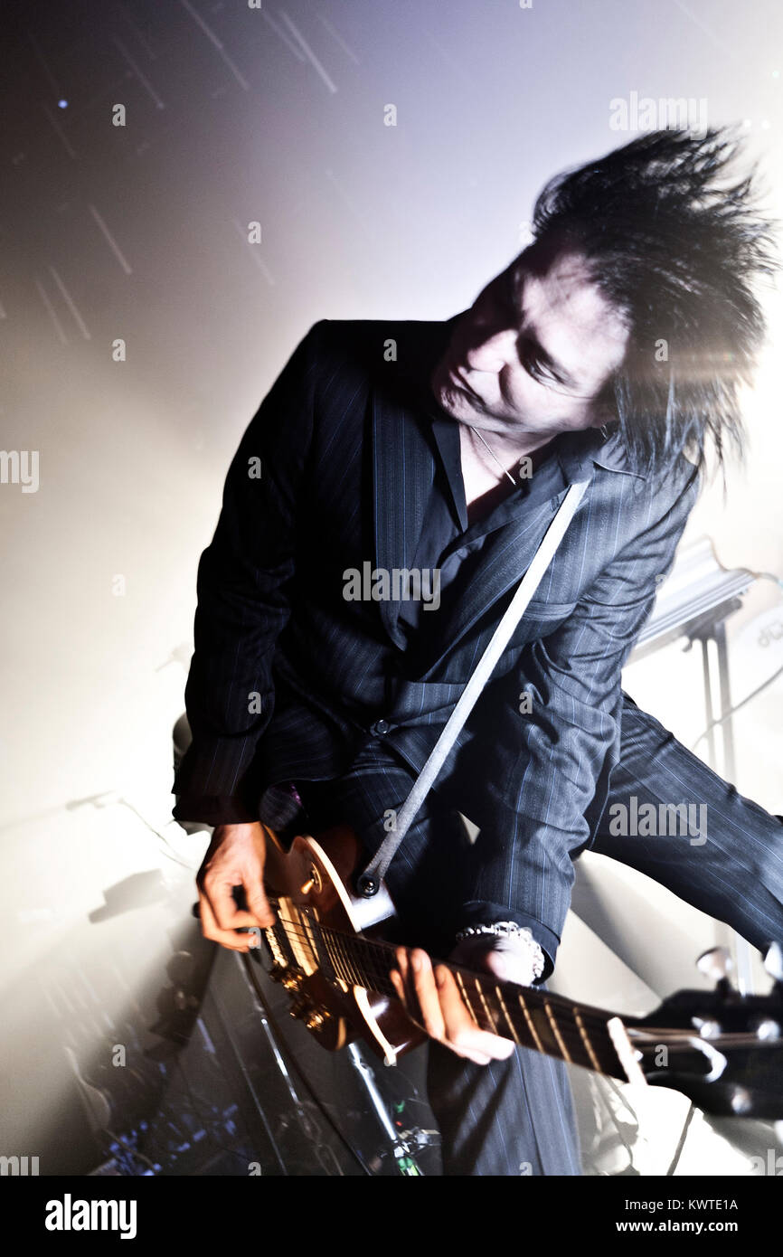 Die US-amerikanische Rockband Queens of the Stone Age führt ein Live Konzert bei Vega in Kopenhagen. Hier Gitarrist Troy Van Leeuwen wird dargestellt, live auf der Bühne. Dänemark 08/05 2011. Stockfoto