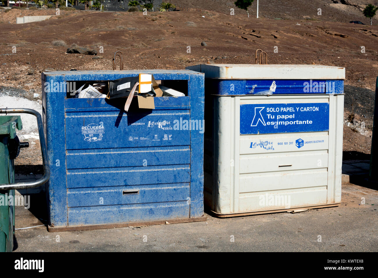 Öffentliche Papier und Karton Recycling Bins, Playa Blanca, Lanzarote, Kanarische Inseln, Spanien. Stockfoto