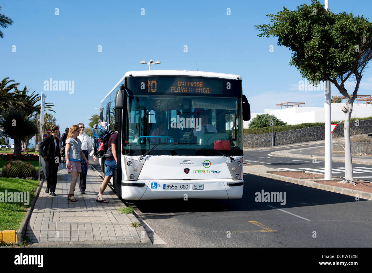 Leute, die auf einem lokalen Bus, Playa Blanca, Lanzarote, Kanarische Inseln, Spanien. Stockfoto