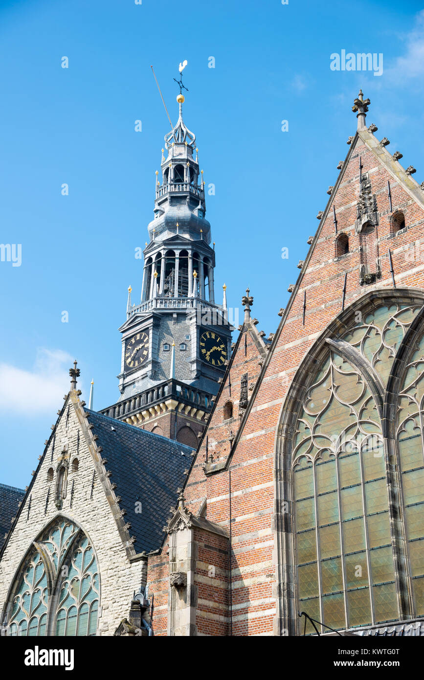 Fassade der Oude Kerk - Alte Kirche in Amsterdam, Niederlande Stockfoto
