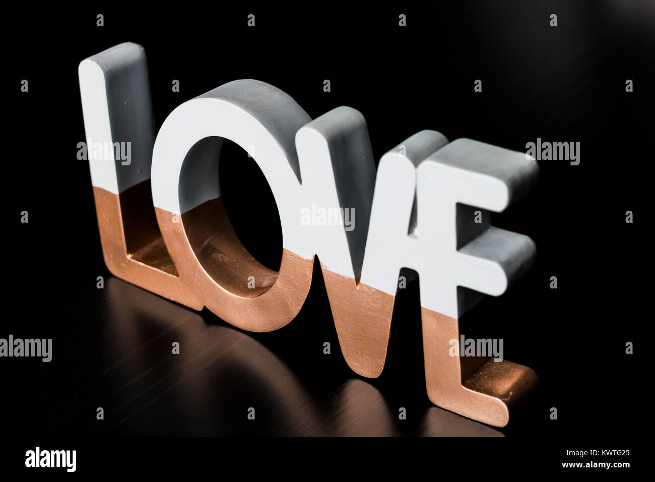 Zweifarbiger 'Liebe' Nachdenken über schwarzen Holztisch Stockfoto