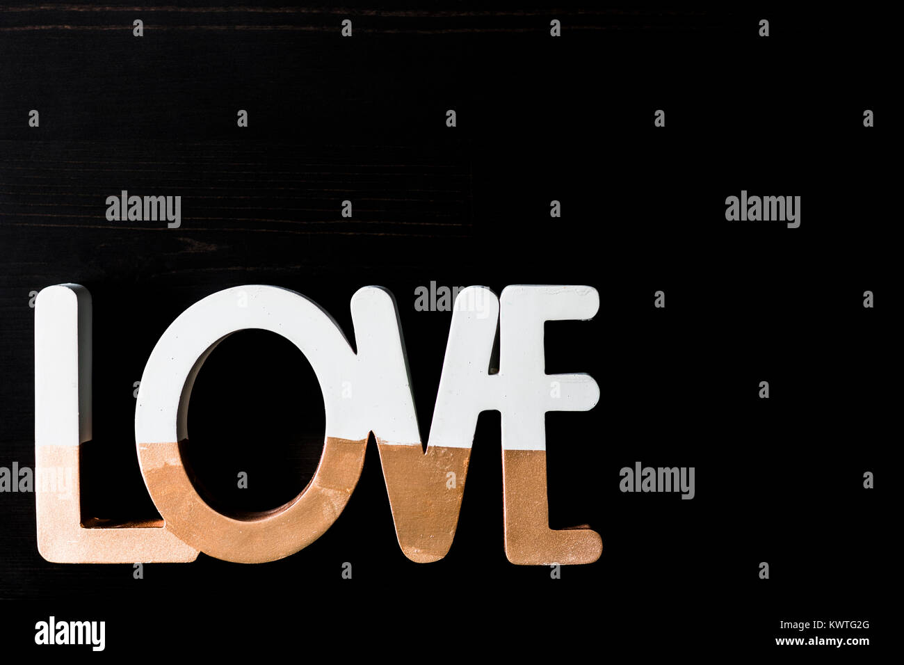 Zweifarbiger 'Liebe' Nachdenken über schwarzen Holztisch Stockfoto