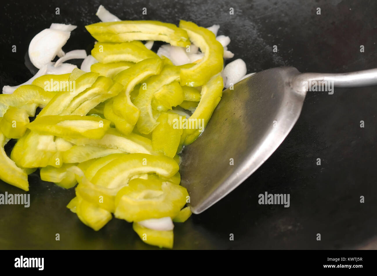 Kochen rohen bitteren Kürbis Zutaten in der chinesischen Wok. Stockfoto