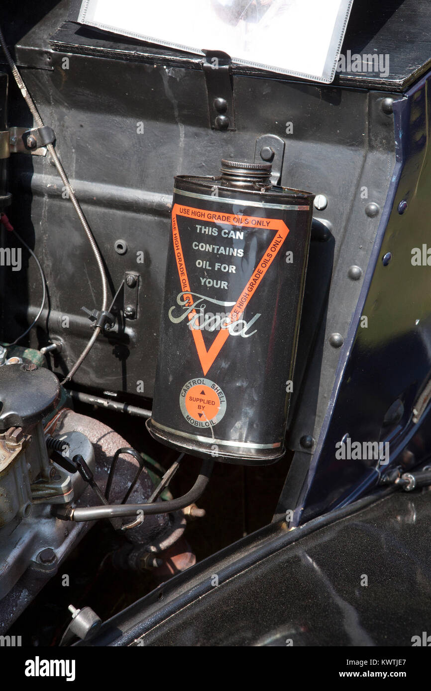 "Dies kann enthält Öl für Ihren Ford" - öl Spare kann unter der Motorhaube eines klassischen Ford Auto, Großbritannien, Stockfoto