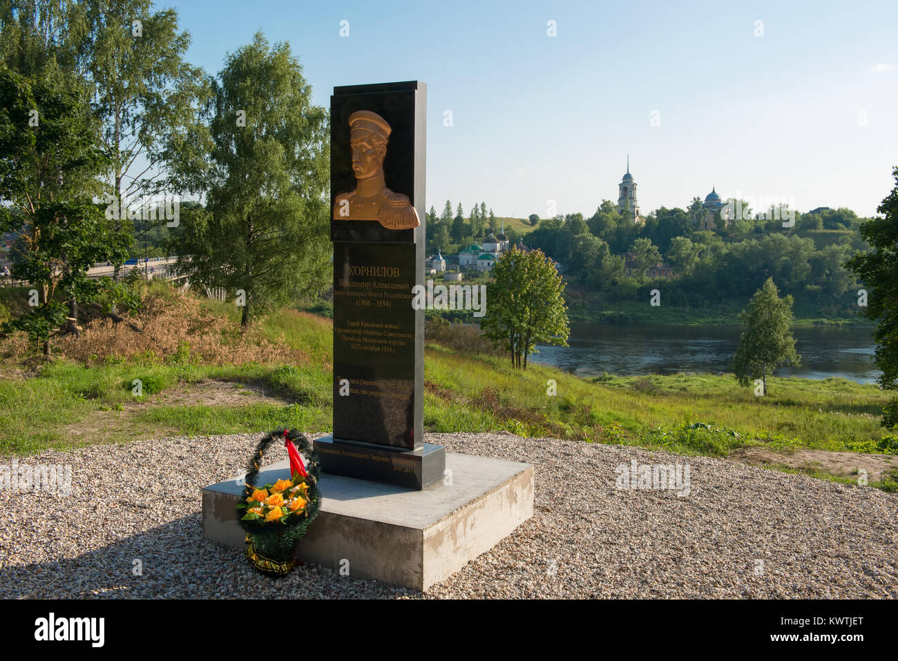 STARITSA, Russland - 13. AUGUST 2017: Stele zu Ehren der gebürtige Staritsa Bezirk, Vice Admiral der russischen Flotte, der Held der Krimkrieg Stockfoto