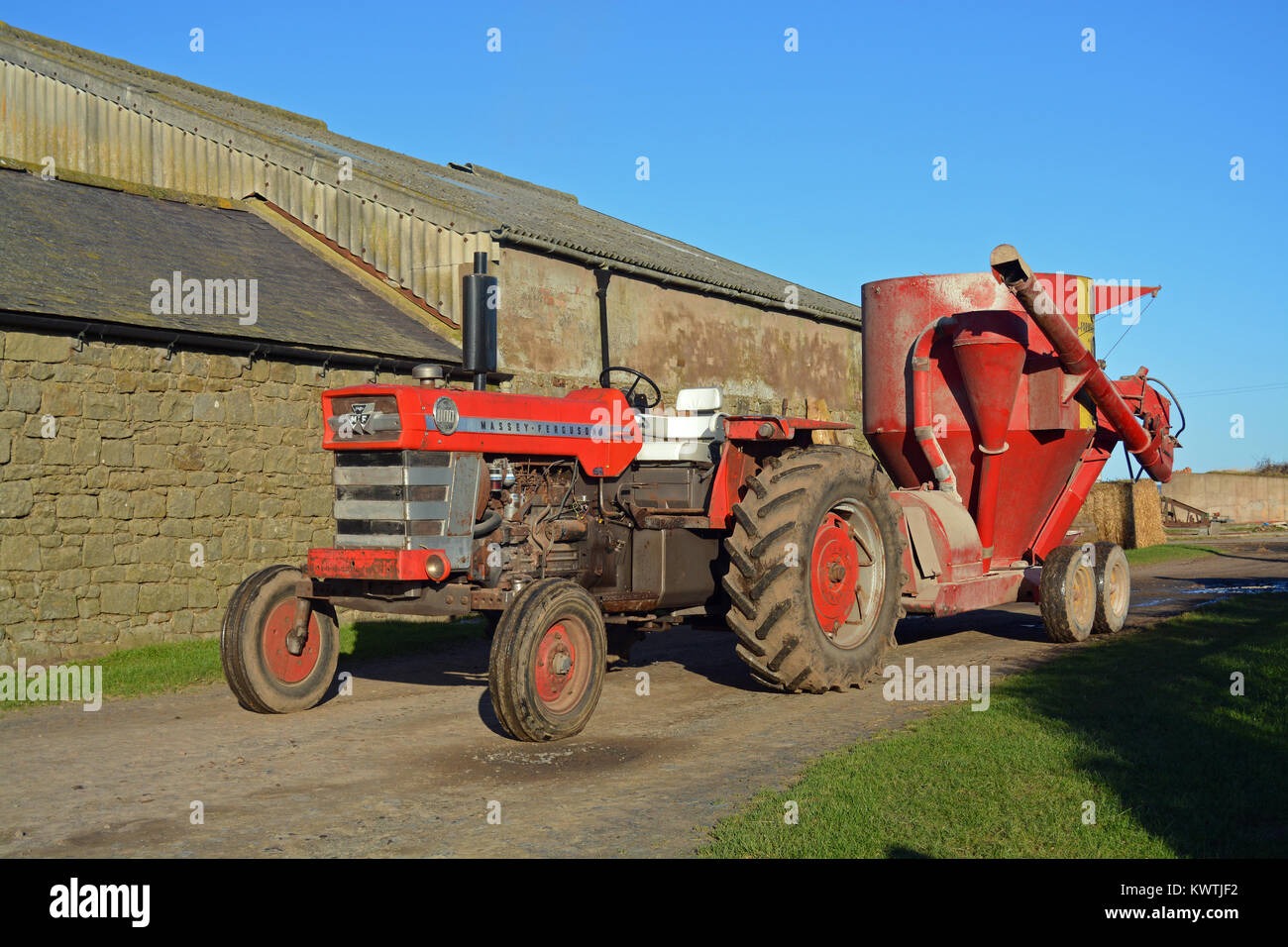 Massey Ferguson MF 1100 mit Abzweig trailer Stockfoto