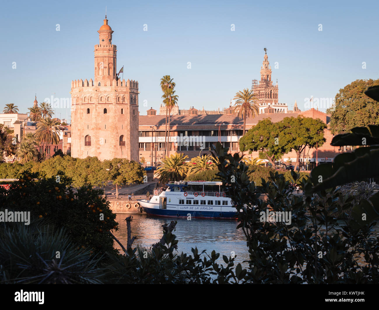 Torre del Oro und Guadalquivir, Sevilla, Andalusien, Spanien. Stockfoto