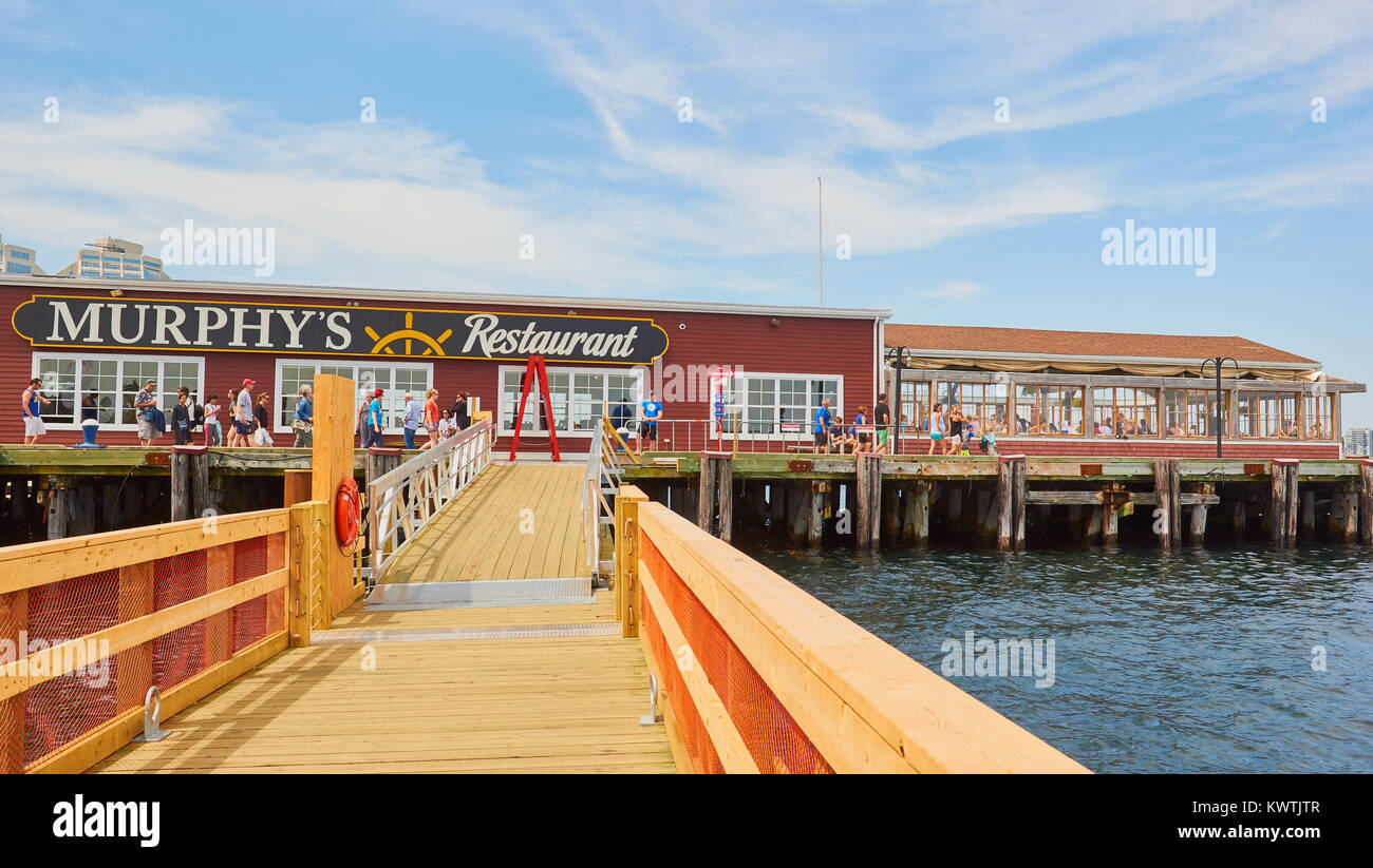 Murphy's Restaurant Waterfront Promenade, Halifax, Halifax, Nova Scotia, Kanada. Wharfside seafood restaurant mit toller Aussicht auf den Hafen. Stockfoto