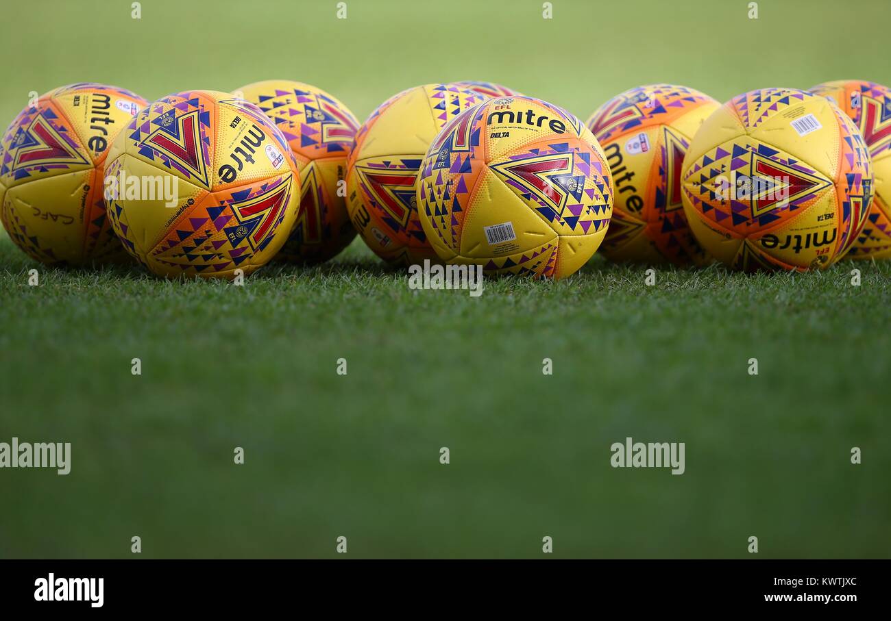 Mitre Fußball-Liga Fußball gesehen, bevor der Himmel Wette Liga 2 Übereinstimmung zwischen Yeovil Town und Crawley an Huish Park in Yeovil. 01. Jan 2018 Stockfoto