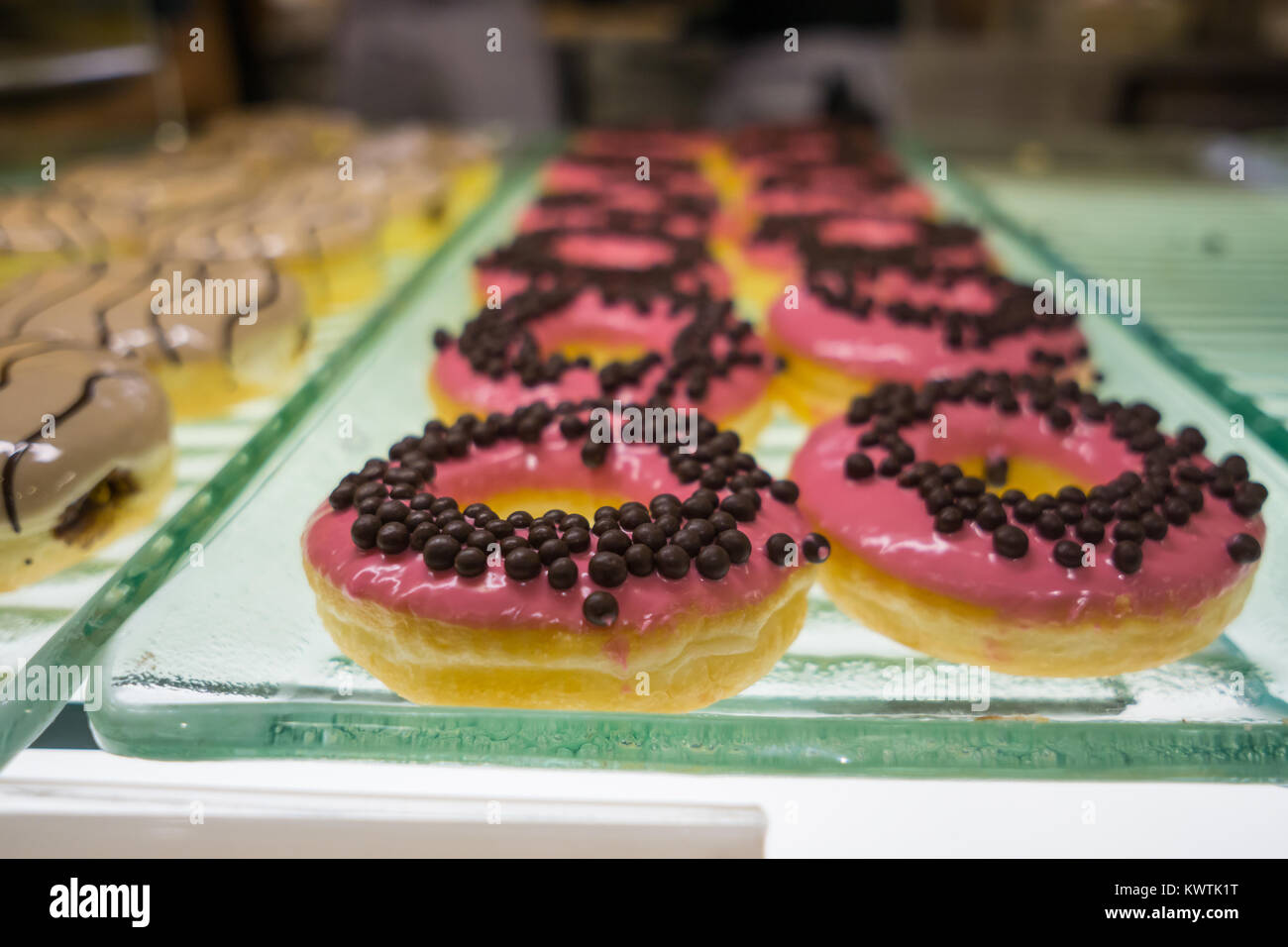 Donuts mit den spezifischen Namen "Choco Kaviar Erdbeere' auf dem Display in einem J. CO Donut Franchise, SM City Mall, Cebu City, Philippinen Stockfoto