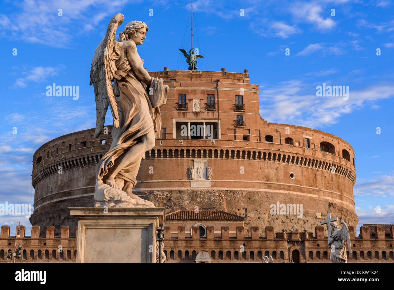 Castel Sant'Angelo und Berninis Statuen auf Sant'Angelo Brücke, Rom, Latium, Italien Stockfoto