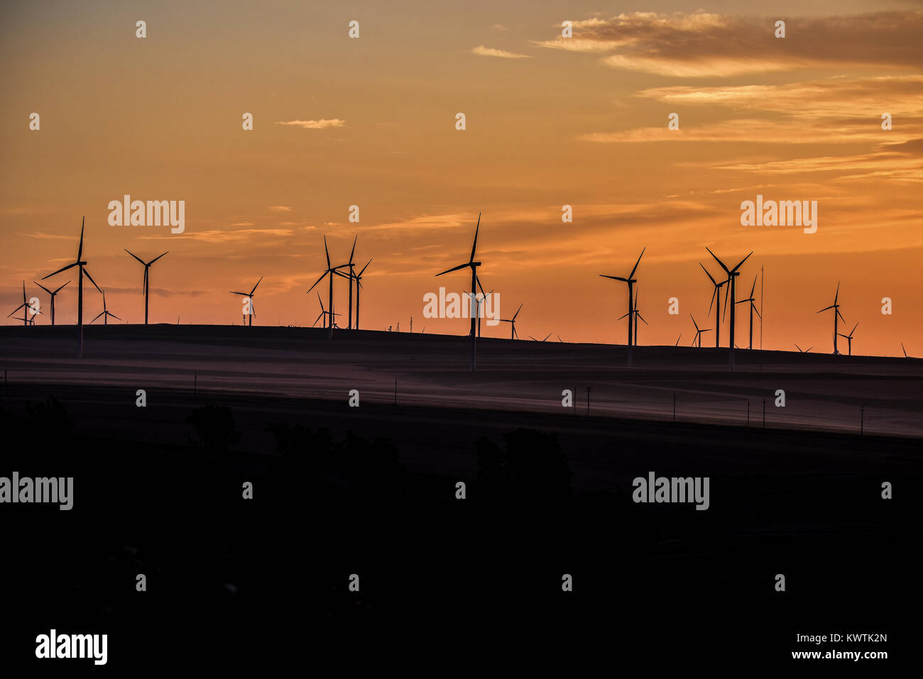 Ländliche landcsape mit Windräder im Sonnenuntergang Stockfoto