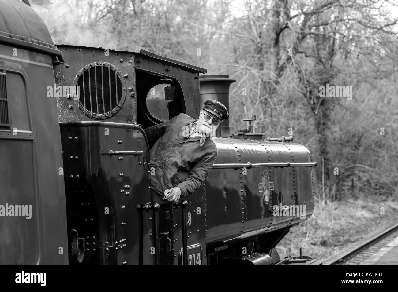 Nahaufnahme in Schwarzweiß, britische Dampfeisenbahn der alten 40er Jahre, Fahrer von Mannschaftsmotoren, die sich aus dem Lokführerhaus auslehnen, in Aktion auf der Severn Valley Heritage Railway. Stockfoto