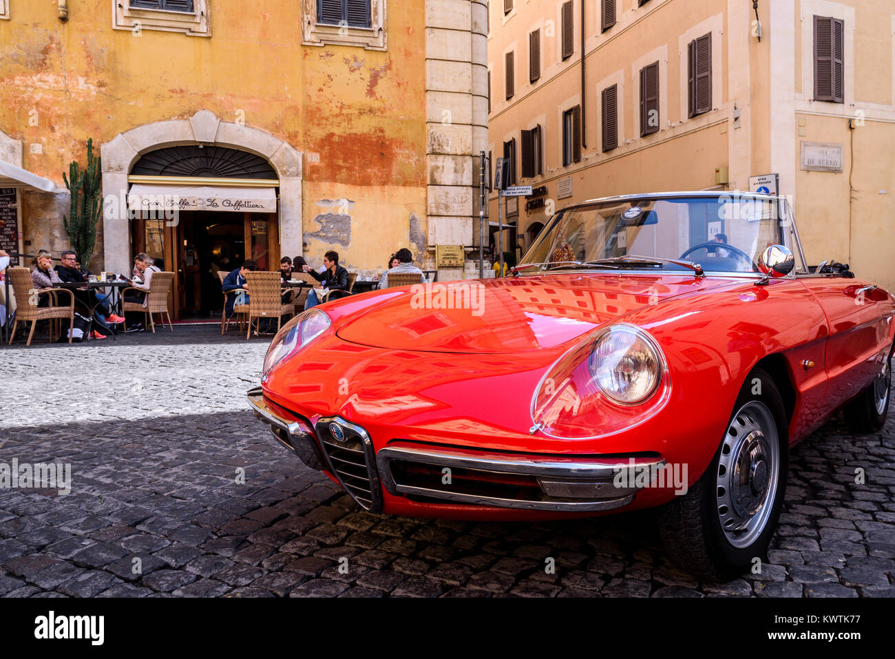 Alte rotes Auto, Alfa duetto Spider in einer zentralen Straße von Rom, Latium, Italien geparkt Stockfoto