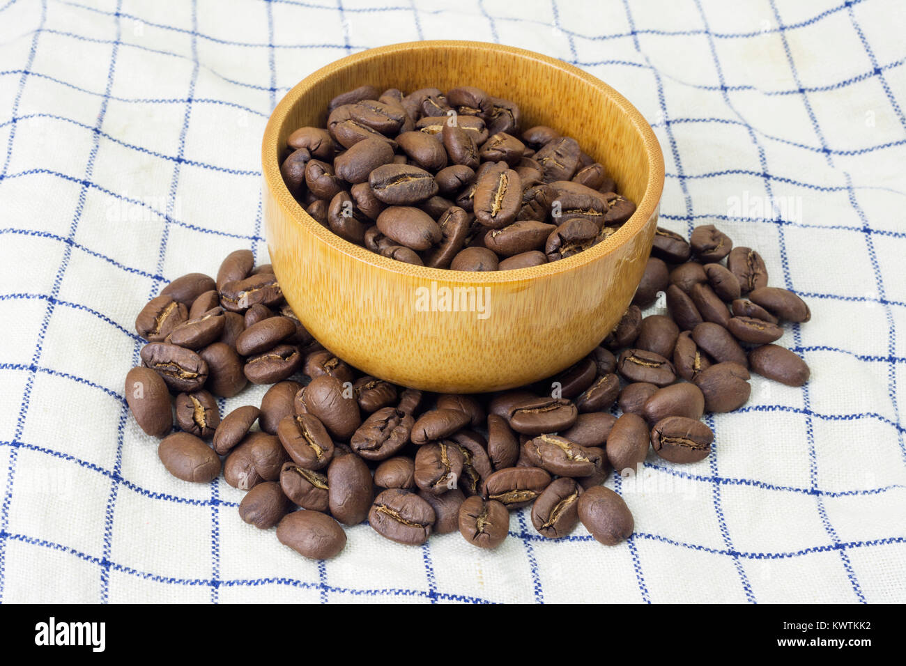 Geröstete Maragogype Arabicas Kaffeebohnen in einer Holzschale Stockfoto