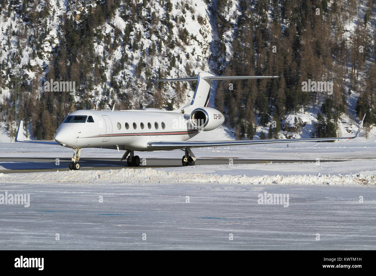 Samedan/Switzerlad: Netjets Gulfstream 550 am Engadin Airport in Samedan/Schweiz 18.02.2017 Stockfoto